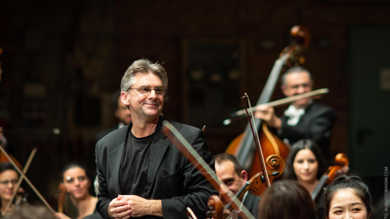 Il direttore d'orchestra Jonathan Webb