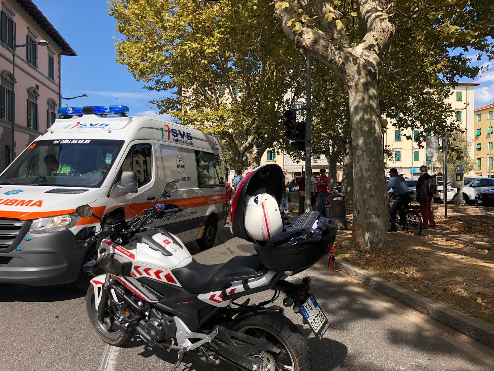 L'ambulanza della Svs in piazza Mazzini