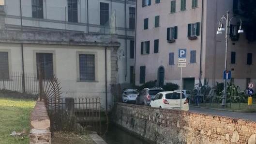 Nuovi cancelli lungo il fosso, a breve gli scavi