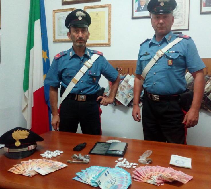 Spacciava eroina, coca e hashish i carabinieri lo scoprono e arrestano