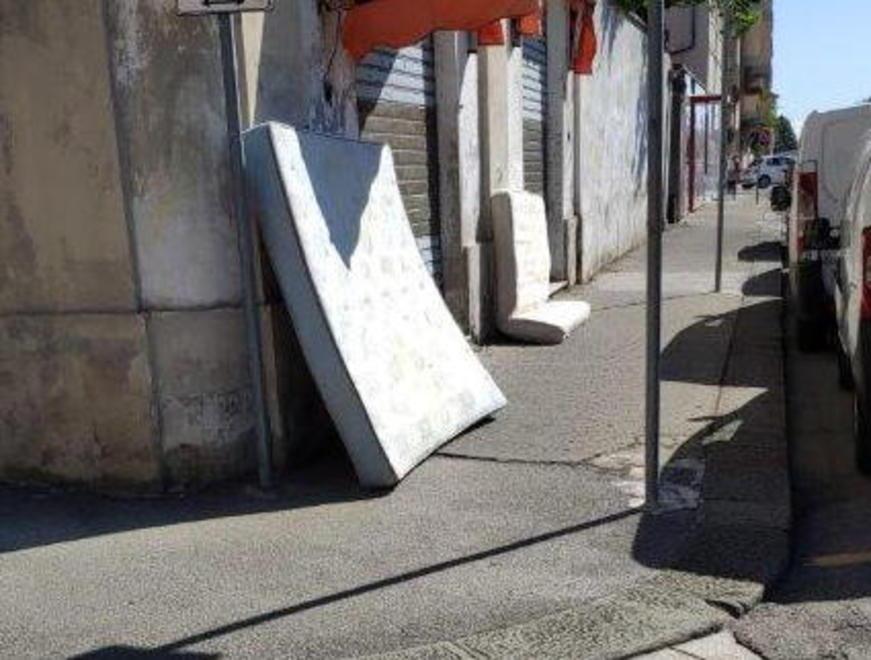 Pulite le scritte vandaliche sulle “panchine d’autore” 