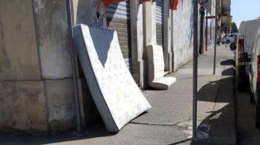 Pulite le scritte vandaliche sulle “panchine d’autore”