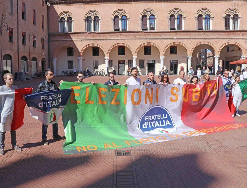 Fdi, striscione anti-governo per chiedere il voto subito 