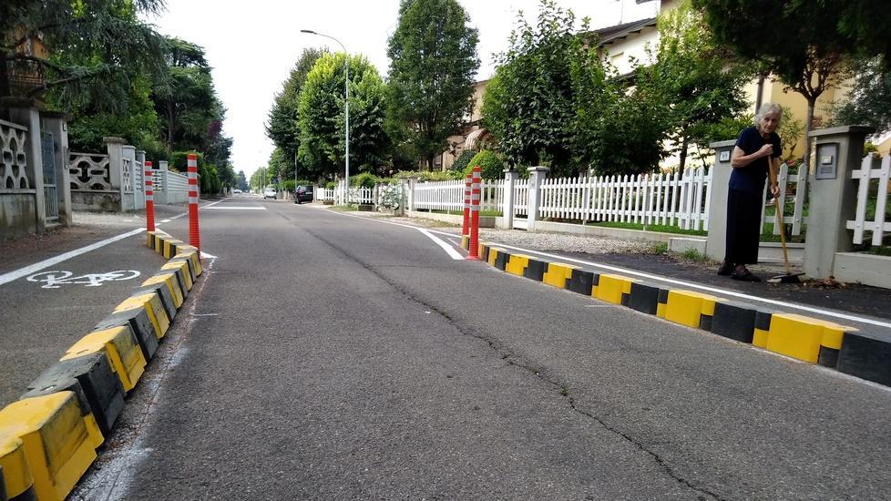 Nuove proteste per la strettoia lungo via Fratelli Manfredi 