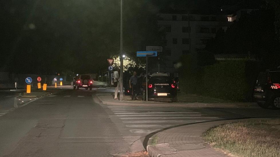 Cerca di salvare la fidanzata: in due fanno un volo di 9 metri