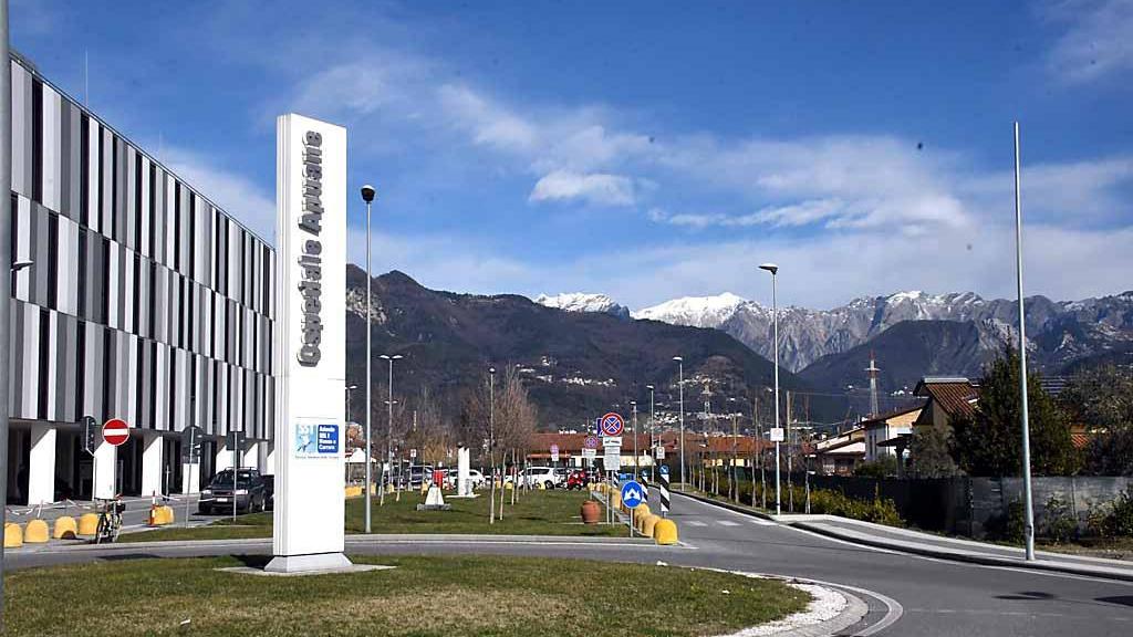 L'ingresso dell'ospedale delle Apuane