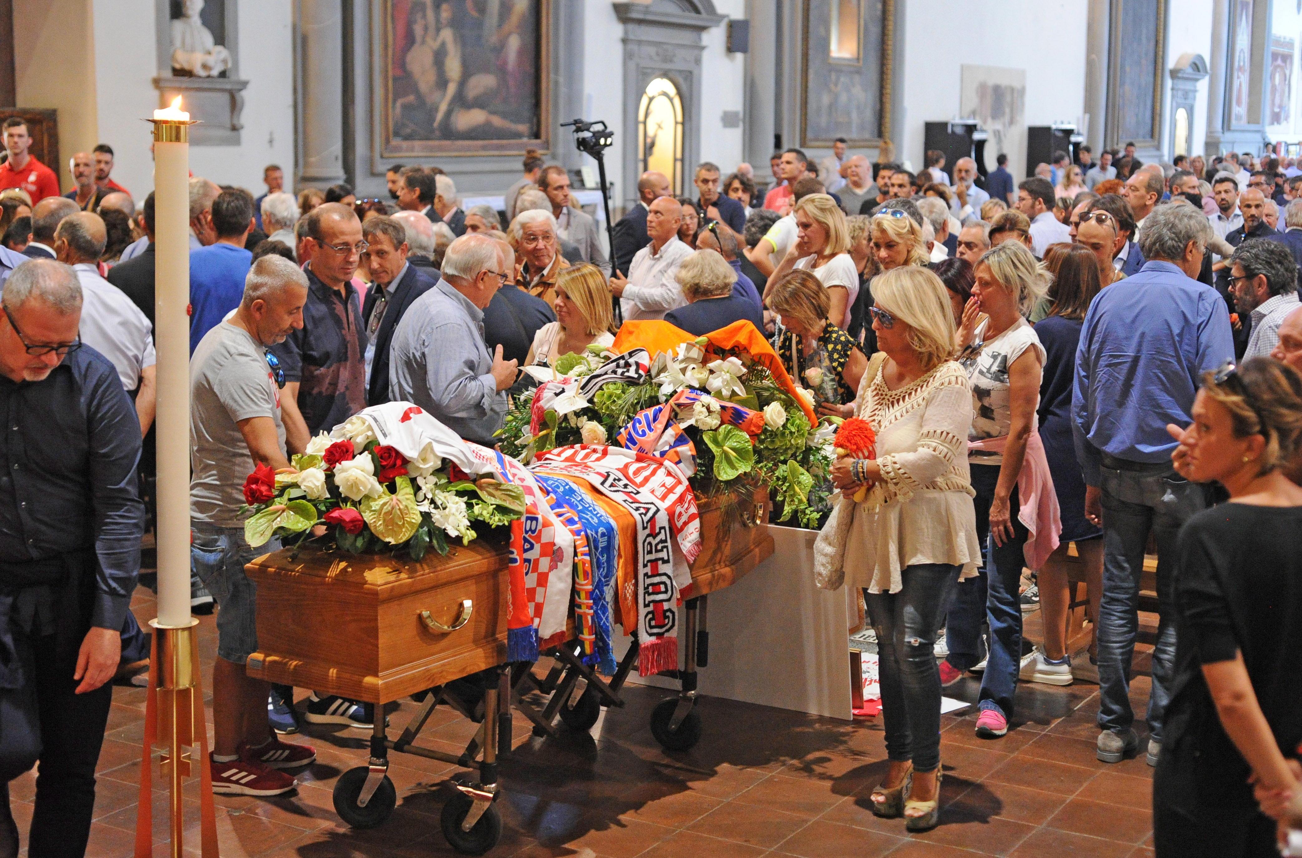 La bara di Roberto Maltinti coperta di sciarpe di Pistoiese e Pistoia Basket
