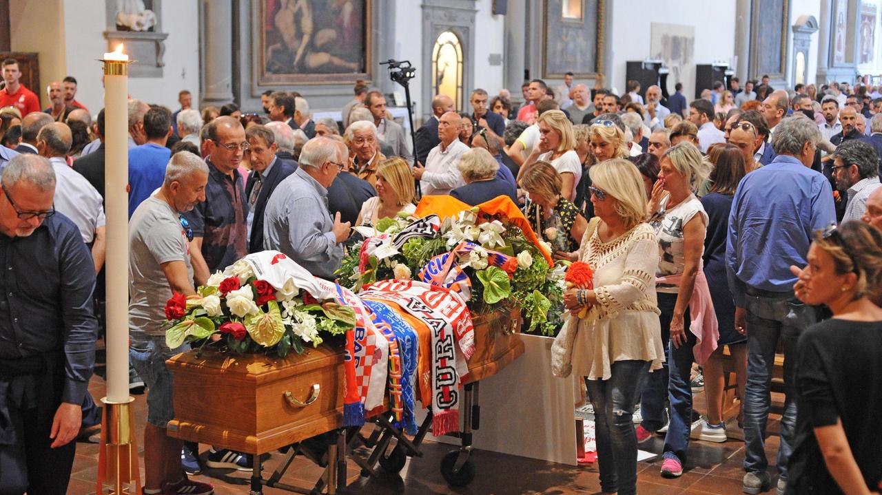 La bara di Roberto Maltinti coperta di sciarpe di Pistoiese e Pistoia Basket
