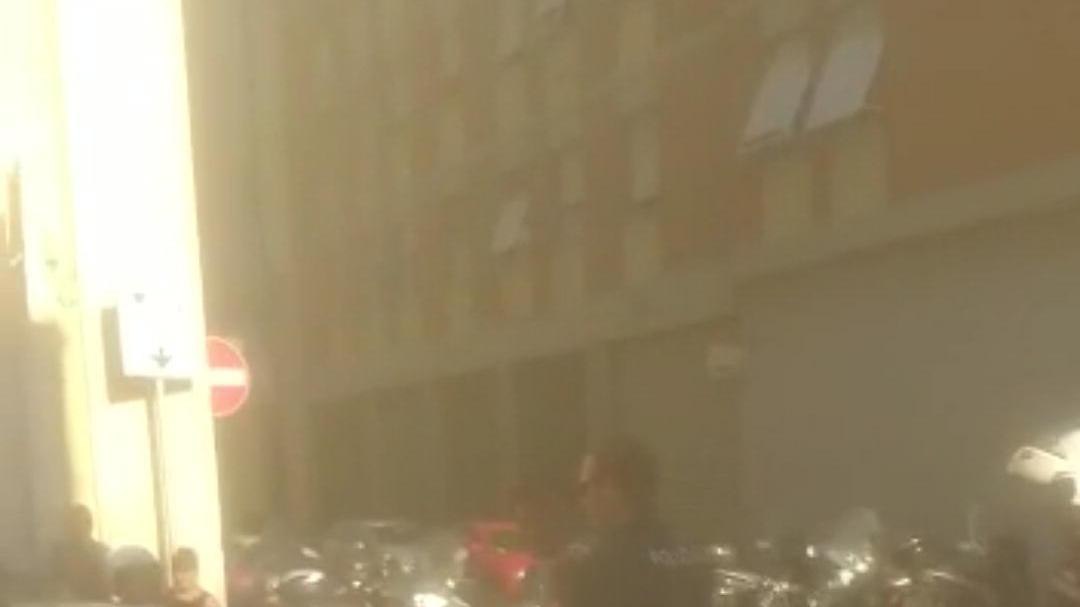 Calci e pugni alla compagna in mezzo alla strada: bloccato dalla polizia