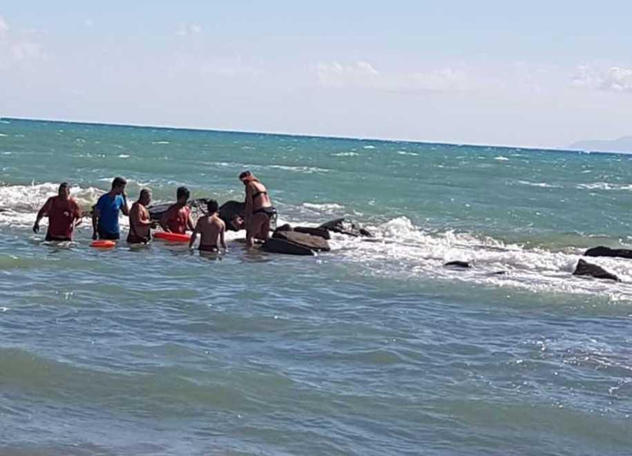 Due tredicenni risucchiati dalle onde, salvati da 4 bagnini 