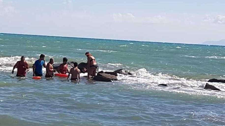 Due tredicenni risucchiati dalle onde, salvati da 4 bagnini
