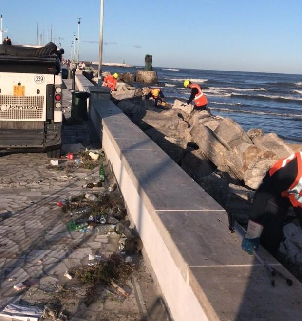 E finalmente Sea ripulisce dai rifiuti gli scogli del molo di Viareggio