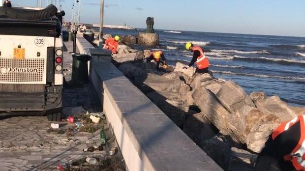 E finalmente Sea ripulisce dai rifiuti gli scogli del molo di Viareggio