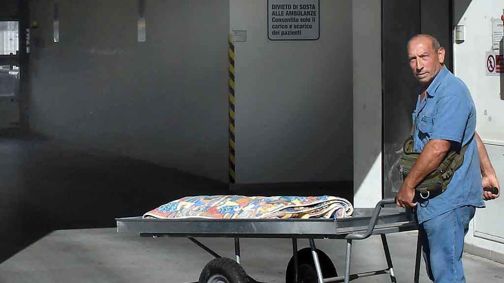 Alberto Pieroni, con il carretto, di fronte all’ingresso destinato alle ambulanze