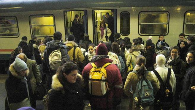 Guasto a treno e passaggio a livello: pendolari furiosi