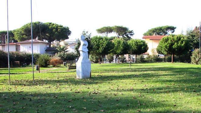 Aiuole maltenute a Tonfano I negozi fanno da loro