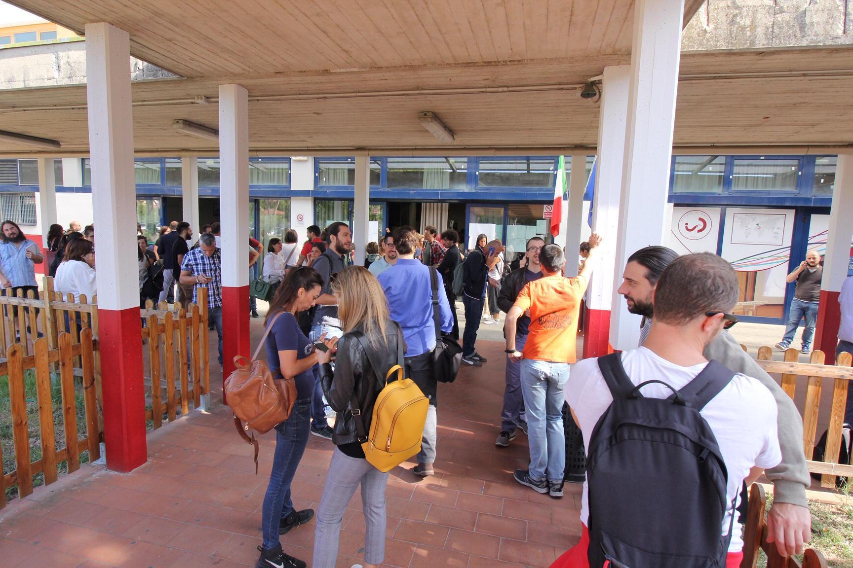L’auditorium dell’istituto Datini con gli aspiranti supplenti in attesa delle cattedre (foto Batavia)