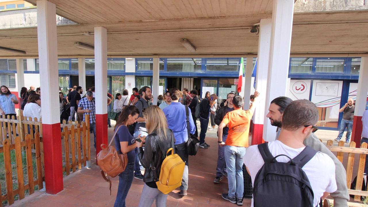 L’auditorium dell’istituto Datini con gli aspiranti supplenti in attesa delle cattedre (foto Batavia)