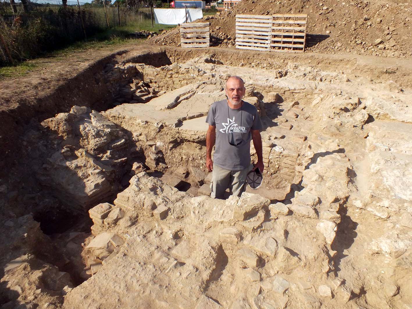 L'area termale della Villa romana, l'archeologo Enrico Zanini (foto Paolo Barlettani)