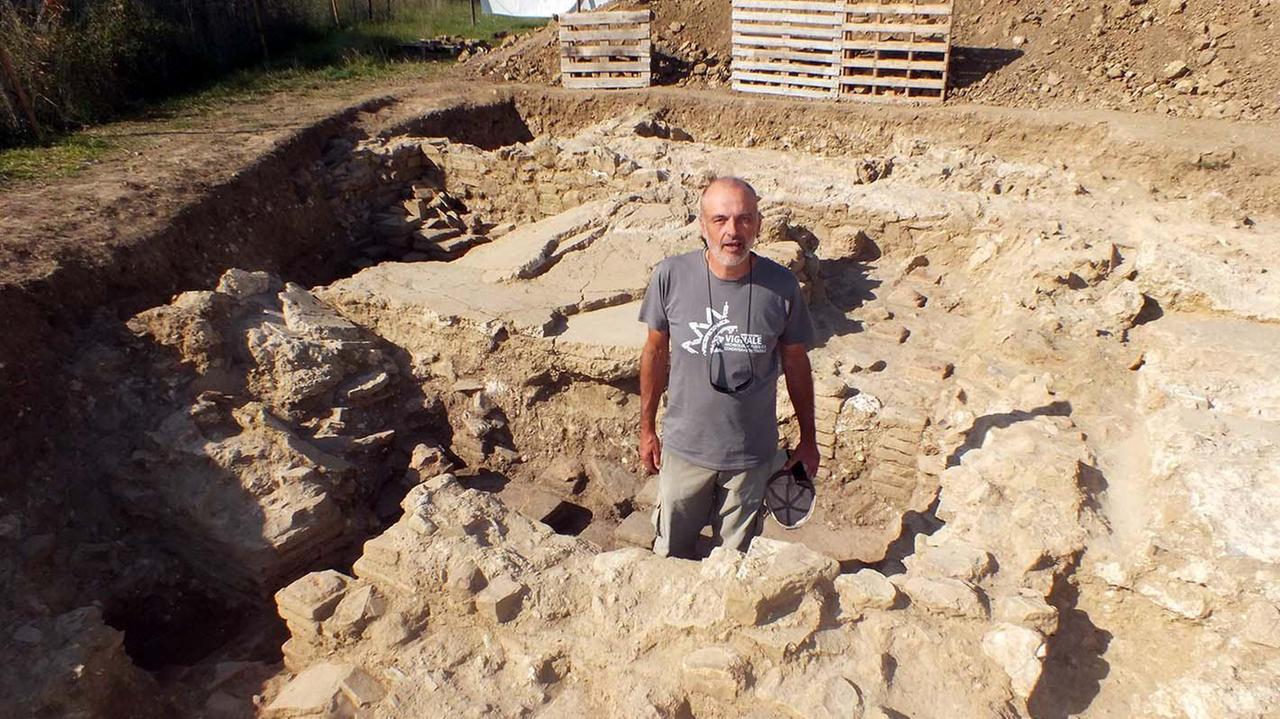 L'area termale della Villa romana, l'archeologo Enrico Zanini (foto Paolo Barlettani)