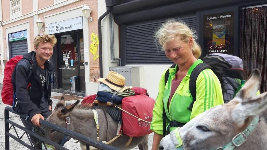 Finale, madre e figlio in viaggio con 2 asini da Berlino a Firenze