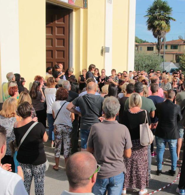 Folla in chiesa per l’addio a Stefano Marchetti