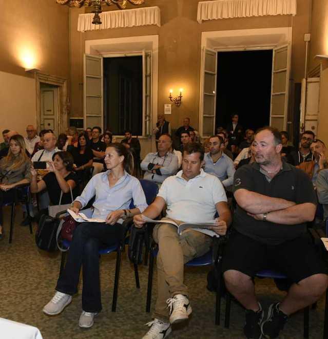 Tanti all’incontro di Confcommercio
