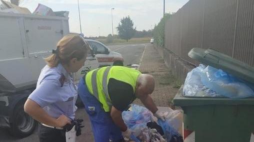 Abbandono dei rifiuti beccato un furbetto: per lui c’è la maxi multa