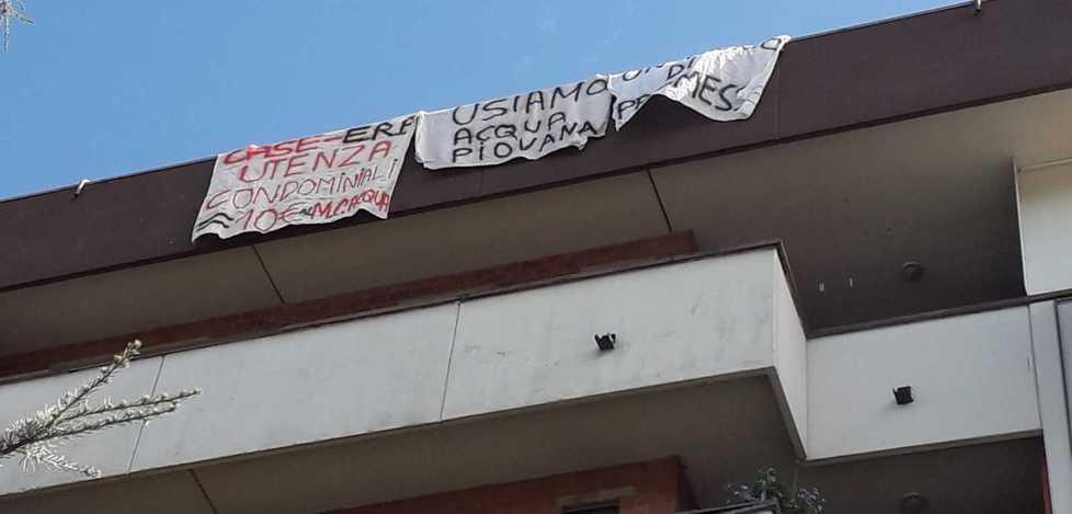 Quartiere Fontanini, striscioni ai balconi: «Qui piove in casa» 