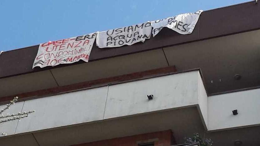 Quartiere Fontanini, striscioni ai balconi: «Qui piove in casa»