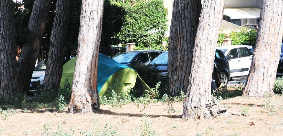 Due campeggiatori piantano la tenda in pineta: allontanati 