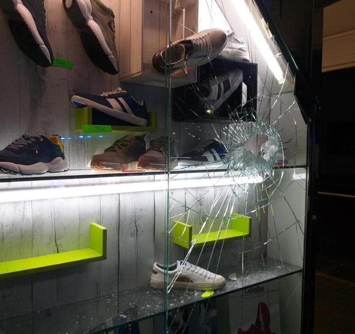 Incappucciato spacca vetrina e ruba un paio di scarpe griffate 