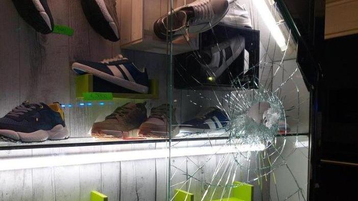 Incappucciato spacca vetrina e ruba un paio di scarpe griffate