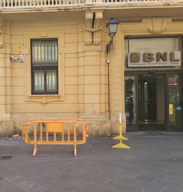 Passante sfiorata dai calcinacci della sede Bnl
