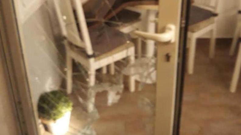 Lanciano il tombino contro la porta del bar Bottino: cinquanta euro
