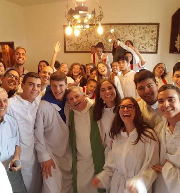 In duecento per salutare don Fabrizio, parroco di tutti 