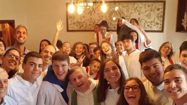 In duecento per salutare don Fabrizio, parroco di tutti