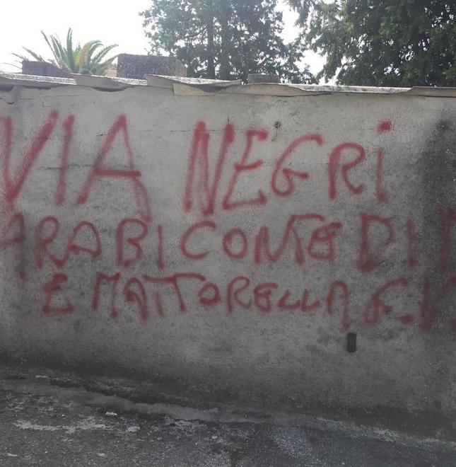 Il sindaco condanna scritta sul muro