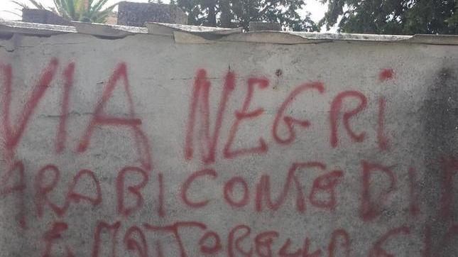 Il sindaco condanna scritta sul muro