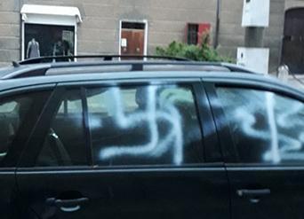 Svastica sull’auto: l’autore è un 40enne