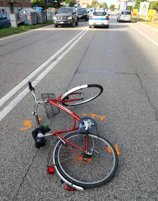 Scontro tra auto e bici un ciclista all’ospedale
