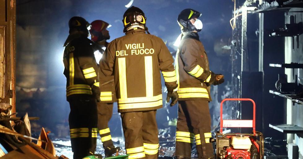 Vigili del fuoco in cucina per raccogliere fondi