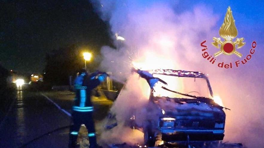 Il camper distrutto dal fuoco
