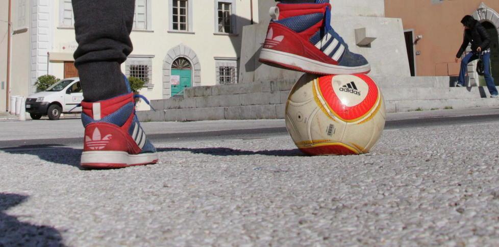 Gioca a pallone in piazza: pestato a 14 anni dalla gang