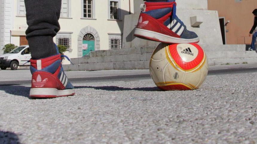 Gioca a pallone in piazza: pestato a 14 anni dalla gang