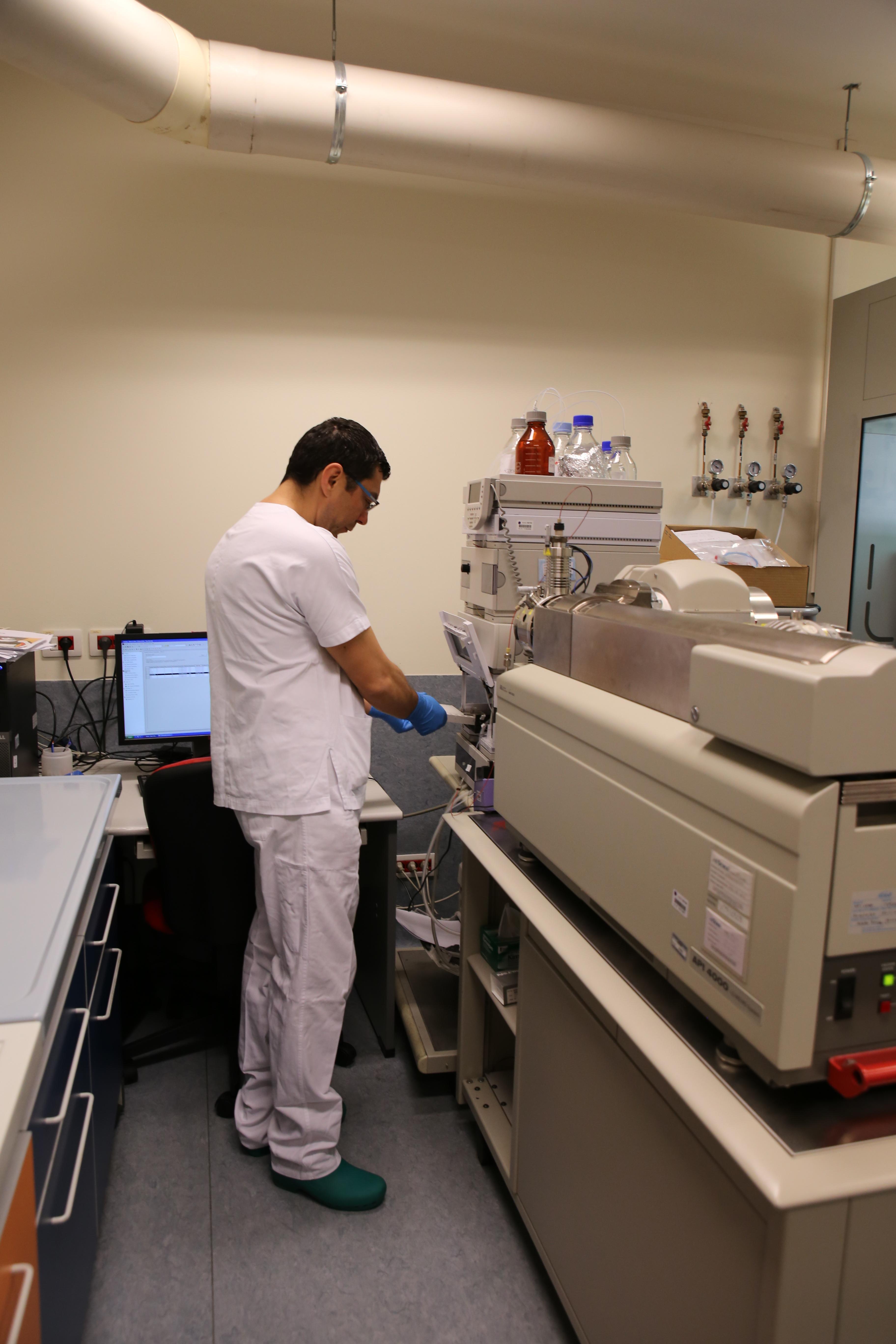 Il dottor Giancarlo La Marca, responsabile dello “screening neonatale esteso” all’ospedale pediatrico Meyer nel laboratorio dove viene effettuato l’esame delle “gocce” di sangue prelevate dal tallone dei neonati della Toscana e dell’Umbria