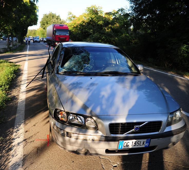 Maranello, attraversa la strada: travolto e ucciso sull'Estense 
