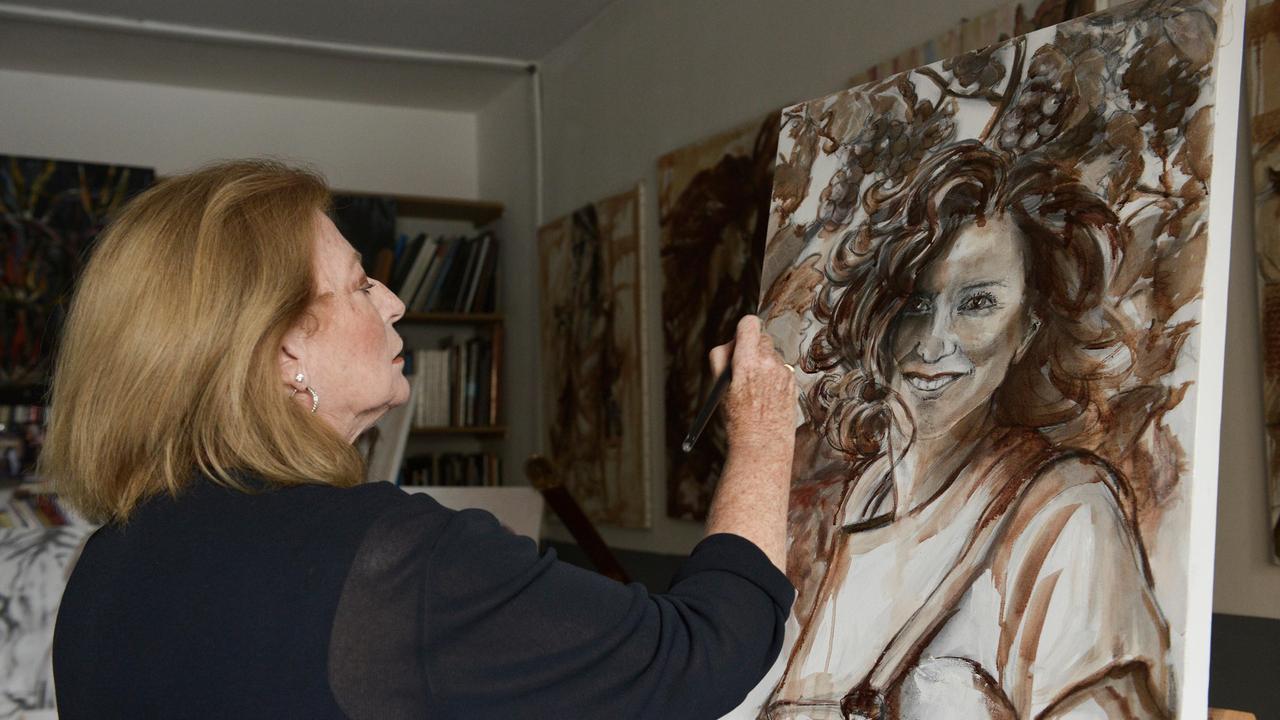 L'artista Elisabetta Rogai mentre dipinge con il vino