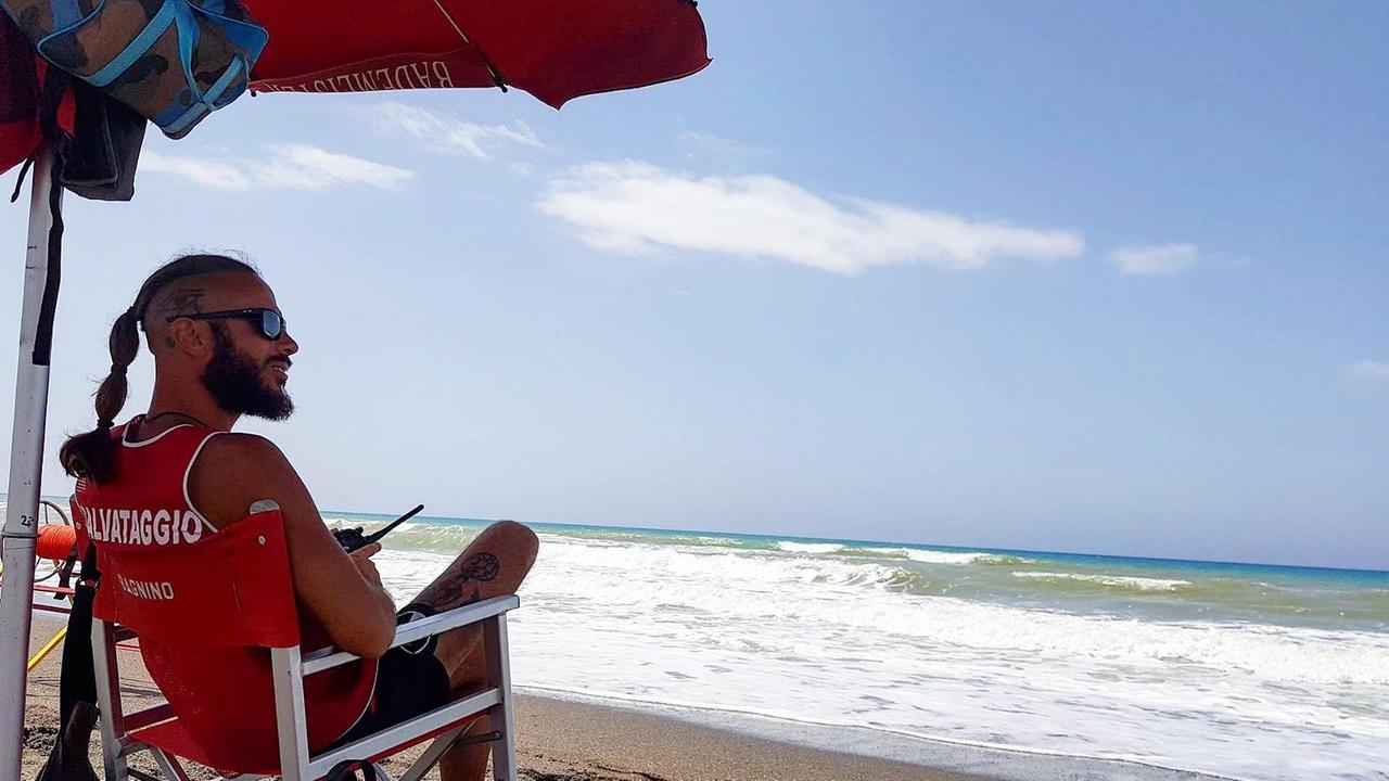 Il bagnino "dona" il mare ad un malato di Alzheimer e affiorano gioia e ricordi