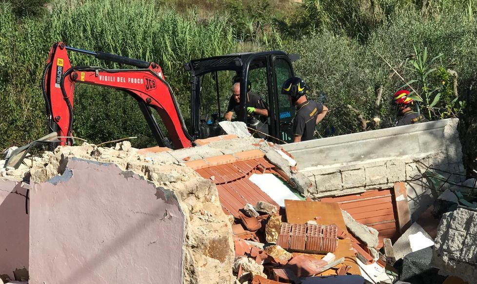Palazzina esplosa, gli specialisti dei vigili del fuoco cercano risposte fra le macerie 